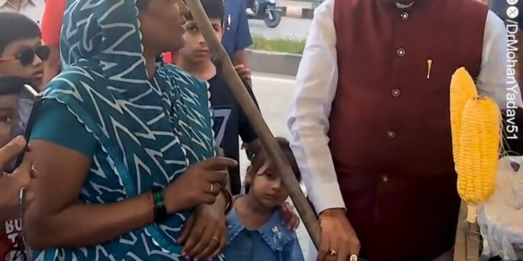 बारिश के मौसम में लोग अक्सर अपनी आजीविका के लिए भुट्टे का विक्रय रेहड़ी-पटरी और ठेले लगाकर करते हैं।  यात्रा के दौरान बहना को भुट्टे का व्यवसाय करते देखा तो वहां रूक कर प्रोत्साहित किया और इसी दौरान बहनों और बच्चों के साथ फोटो खिंचवा कर आशीर्वाद लिया।  यह पल आनंद की अनुभूति से सराबोर था।
