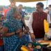 बारिश के मौसम में लोग अक्सर अपनी आजीविका के लिए भुट्टे का विक्रय रेहड़ी-पटरी और ठेले लगाकर करते हैं। यात्रा के दौरान बहना को भुट्टे का व्यवसाय करते देखा तो वहां रूक कर प्रोत्साहित किया और इसी दौरान बहनों और बच्चों के साथ फोटो खिंचवा कर आशीर्वाद लिया। यह पल आनंद की अनुभूति से सराबोर था।