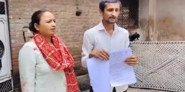 एक कोचिंग में सिक्योरिटी गार्ड के पास तीन करोड़ का सीजीएसटी का नोटिस पहुंची तो उसकी रूह फाख्ता हो गई! देखिए VIDEO