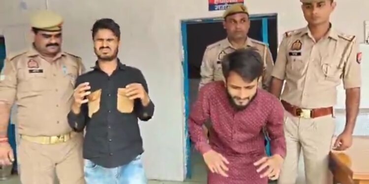 साहब हमें माफ कर दो, गलती हो गई। ये लड़कियां हमारी बहनें हैं। अब इन्हें परेशान नहीं करेंगे” VIDEO