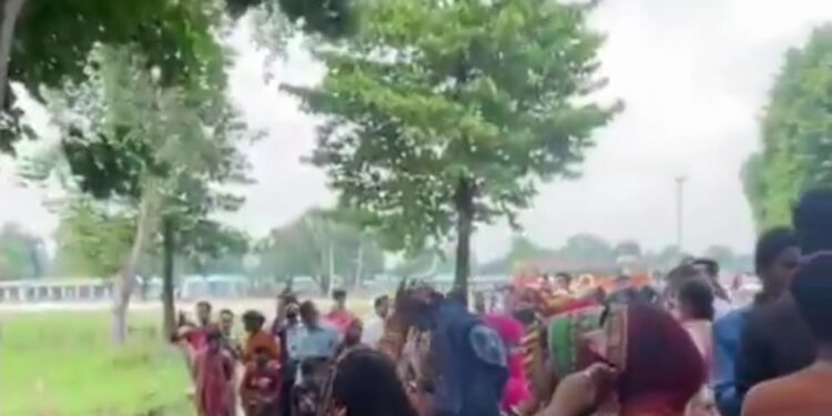 पेड़ से अचानक पानी बरसने का वीडियो वायरल हो रहा है। यह पेड़ मेला ऑडिटोरियम के पीछे मजार रोड पर स्थित है। लोगों का कहना है कि यह ईश्वर का चमत्कार है, जबकि कुछ लोग इसे अंधविश्वास मान रहे हैं।