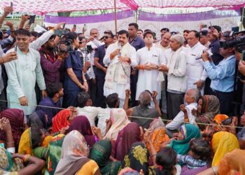 सरकार का पहला कर्त्तव्य है नागरिकों की सुरक्षा : मुख्यमंत्री डॉ. यादव सभी प्रभावितों को शीघ्र प्रदान किया जायगा मुआवजा : केंद्रीय मंत्री श्री सिंधिया मुख्यमंत्री और केन्द्रीय मंत्री ने किया शिवपुरी के ग्राम पचावली में बाढ़ प्रभावित क्षेत्रों का निरीक्षण प्रभावितों को सहायता राशि वितरित