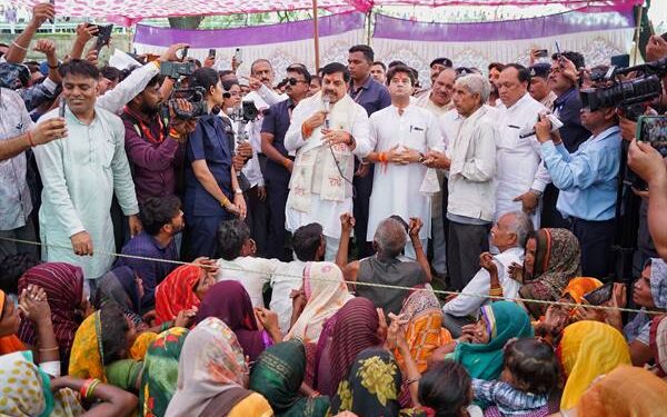 सरकार का पहला कर्त्तव्य है नागरिकों की सुरक्षा : मुख्यमंत्री डॉ. यादव सभी प्रभावितों को शीघ्र प्रदान किया जायगा मुआवजा : केंद्रीय मंत्री श्री सिंधिया मुख्यमंत्री और केन्द्रीय मंत्री ने किया शिवपुरी के ग्राम पचावली में बाढ़ प्रभावित क्षेत्रों का निरीक्षण प्रभावितों को सहायता राशि वितरित