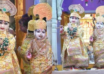 100 करोड़ के गहनों से ऐसे सजे राधा-गोपाल; देखें तस्वीरें