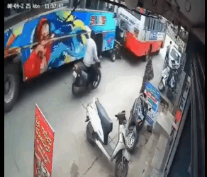 वीडियो देख के कलेजा बैठ जाएगा — पूरा ऑटो पिचक गया, जैसे कोई माचिस की डब्बी दबा दी हो….!!  ऑटो रिक्शा दो बसों के बीच में ऐसा आया के कुचला गया..!!