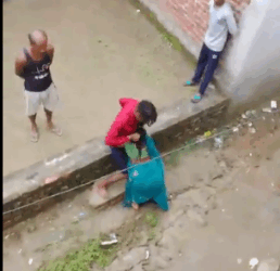 शर्मनाक  कलयुगी औलाद ने अपनी जननी मां का गिराकर चप्पलों से पीटा, मां ने शराब पीने को लेकर विरोध किया था….. VideoViral