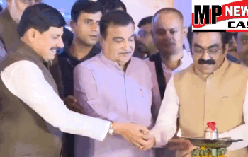 सीएम डॉ. मोहन यादव एवं केंद्रीय परिवहन मंत्री नितिन गडकरी ने 174 किमी लंबी 9 सड़क परियोजनाओं के लोकार्पण एवं शिलान्यास कार्यक्रम का शुभारंभ दीप प्रज्ज्वलित कर किया
