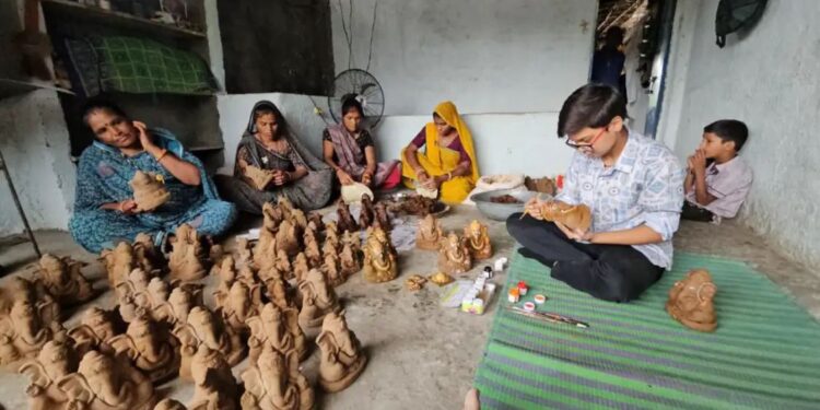 गोबर की मूर्तियों से हरियाली की राह, घर की चौखट से ही रोजगार की शुरुआत