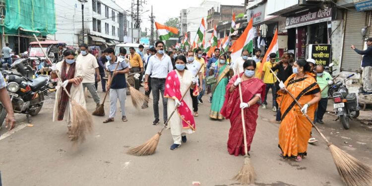 हर घर तिरंगा, हर घर स्वच्छता अभियान के तहत स्टेशन रोड मुख्य मार्ग में चलाया गया श्रमदान कार्यक्रम     महापौर, जिलाध्यक्ष, निगमाध्यक्ष एवं निगमायुक्त सहित अधिकारी- कर्मचारियों ने अभियान में सहभागिता कर किया श्रमदान     निकली तिरंगा रैली, दिलाई स्वच्छता की शपथ