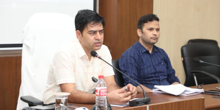 कलेक्टर श्री यादव ने की विभागों के कार्यों की साप्ताहिक समीक्षा जनसुनवाई और जनसंवाद में पहुंचे आवेदकों को शासकीय योजनाओं का लाभ दिलाने किया अधिकारियों को किया निर्देशित कलेक्टर श्री यादव ने सीएम हेल्पलाइन की शिकायतों के संतुष्टिपूर्ण निराकरण की दी हिदायत मत्स्य विभाग के अधिकारी द्वारा शिकायत फोर्स क्लोज करने पर जताई नाराजगी, दिया नोटिस