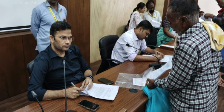 जनसुनवाई में अधिकारियों ने सुनीं 228 आवेदकों की समस्याएं