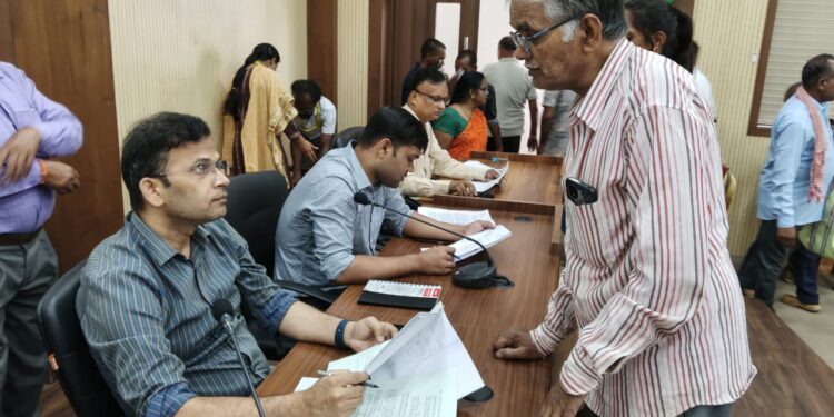 जनसुनवाई में अधिकारियों ने सुनीं 161 आवेदकों की समस्याएं