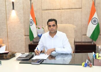 नवागत कलेक्‍टर श्री सिंह ने ग्रहण किया कार्यभार अधिकारियों के साथ की परिचात्‍मक बैठक राजस्‍व रिकार्ड रूम का किया अवलोकन