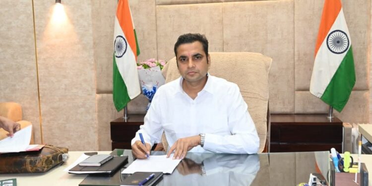 नवागत कलेक्‍टर श्री सिंह ने ग्रहण किया कार्यभार अधिकारियों के साथ की परिचात्‍मक बैठक राजस्‍व रिकार्ड रूम का किया अवलोकन