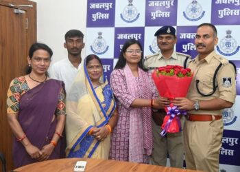 *एम.पी.पी.एस.सी. में चयनित होने पर कु. सुरभि सुरकेल को पुलिस अधीक्षक जबलपुर श्री सम्पत उपाध्याय ने पुष्प गुच्छ एवं स्मृति चिन्ह भेंट कर सम्मानित कर हौसला अफजाई करते हुये दी बधाई*