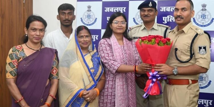 *एम.पी.पी.एस.सी. में चयनित होने पर कु. सुरभि सुरकेल को पुलिस अधीक्षक जबलपुर श्री सम्पत उपाध्याय ने पुष्प गुच्छ एवं स्मृति चिन्ह भेंट कर सम्मानित कर हौसला अफजाई करते हुये दी बधाई*