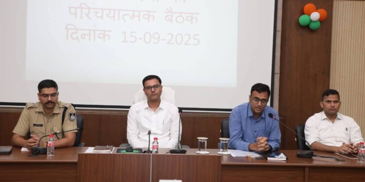 नवागत कलेक्टर श्री तिवारी ने अधिकारियों की परिचयात्मक बैठक में कहा – जनसमस्याओं के निराकरण के प्रति अधिकारी बनें संवेदनशील