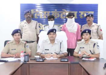 कटनी पुलिस ने एक बड़े हत्याकांड का 24 घंटे के अंदर खुलासा किया है। पुलिस ने आरोपी मनीष पटेल और उसके पिता अमर सिंह पटेल को गिरफ्तार किया है।