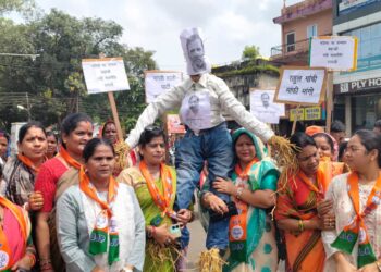 *राहुल गांधी ने स्तरहीन राजनीति को प्रोत्साहित किया…. श्री मिश्रा.राहुल गांधी की अमर्यादित टिप्पणी के विरोध में महिला मोर्चा ने कांग्रेस कार्यालय का घेराव कर किया पुतला दहन*
