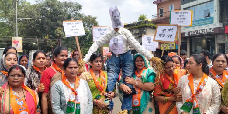 *राहुल गांधी ने स्तरहीन राजनीति को प्रोत्साहित किया…. श्री मिश्रा.राहुल गांधी की अमर्यादित टिप्पणी के विरोध में महिला मोर्चा ने कांग्रेस कार्यालय का घेराव कर किया पुतला दहन*