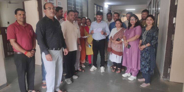 मध्यप्रदेश पटवारी संघ शाखा ने पटवारियों की विभिन्न समस्याओ को लेकर कलेक्टर के नाम ज्ञापन सौंपा….