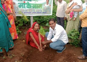 मध्य प्रदेश सरकार ने ‘एक बगिया मां के नाम’ परियोजना शुरू की है, जिसका उद्देश्य स्व-सहायता समूह की महिलाओं को आर्थिक रूप से सशक्त बनाना है। इस परियोजना के तहत, महिलाएं अपनी निजी भूमि पर फलदार पौधे लगा रही हैं और सरकार द्वारा प्रदान की गई सहायता से बगिया विकसित कर रही हैं।