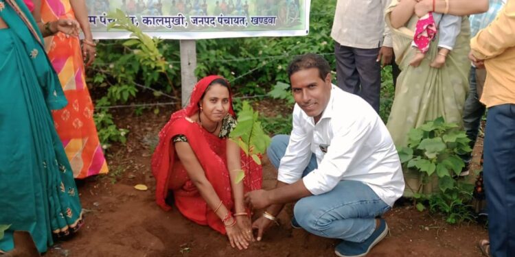 मध्य प्रदेश सरकार ने ‘एक बगिया मां के नाम’ परियोजना शुरू की है, जिसका उद्देश्य स्व-सहायता समूह की महिलाओं को आर्थिक रूप से सशक्त बनाना है। इस परियोजना के तहत, महिलाएं अपनी निजी भूमि पर फलदार पौधे लगा रही हैं और सरकार द्वारा प्रदान की गई सहायता से बगिया विकसित कर रही हैं।