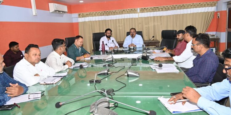 “कटनी नगर निगम में बकाया वसूली में लापरवाही बर्दाश्त नहीं: निगमायुक्त नीलेश दुबे ने तीन कर्मचारियों के वेतन पर लगाई रोक”