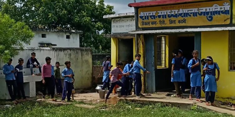 मिड डे मिल मैं लापरवाही,, बच्चो ने फेका खाना, आवारा कुत्ते ने खाया,,,,देखे VIDEO