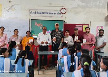 *सेमरखापा हाईस्कूल में शिक्षक दिवस धूमधाम से मनाया गया*  *पर्यावरण संरक्षण का संदेश – फूल-मालाओं के बजाय पेन-डायरी से हुआ शिक्षकों का सम्मान*