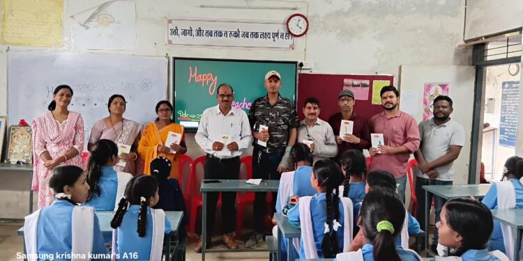 *सेमरखापा हाईस्कूल में शिक्षक दिवस धूमधाम से मनाया गया* *पर्यावरण संरक्षण का संदेश – फूल-मालाओं के बजाय पेन-डायरी से हुआ शिक्षकों का सम्मान*