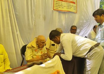 शिक्षक दिवस में सिलौंडी के कन्या हाई स्कूल में सेवानिवृत शिक्षक का सम्मान हुआ ।