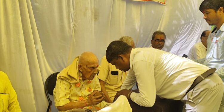 शिक्षक दिवस में सिलौंडी के कन्या हाई स्कूल में सेवानिवृत शिक्षक का सम्मान हुआ ।