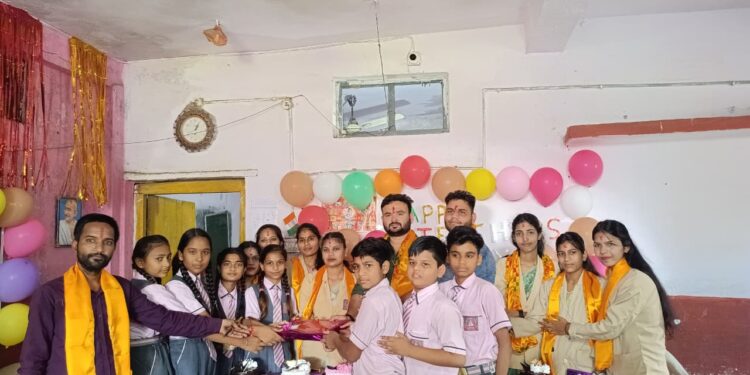 करकबेल में विगत दिवस शिक्षक दिवस पर हुआ गुरुओं का भव्य सम्मान