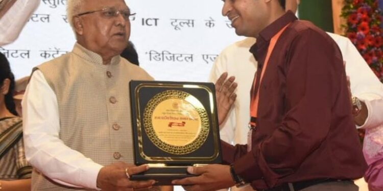“दिलीप जायसवाल को उत्कृष्ट कार्यों के लिए राज्यपाल ने किया सम्मान”