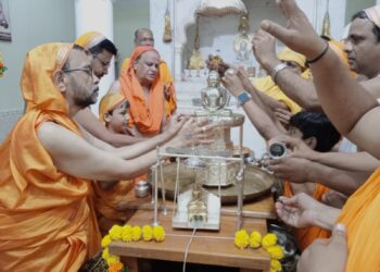 श्री चंद्र प्रभु दिगंबर जैन मंदिर में वार्षिक अभिषेक और शांतिधारा हुई