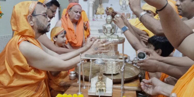 श्री चंद्र प्रभु दिगंबर जैन मंदिर में वार्षिक अभिषेक और शांतिधारा हुई