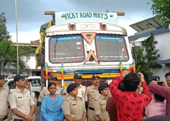 थाना लखनवाड़ा पुलिस द्वारा अवैध शराब से भरा ट्रक को  पकड़ा गया