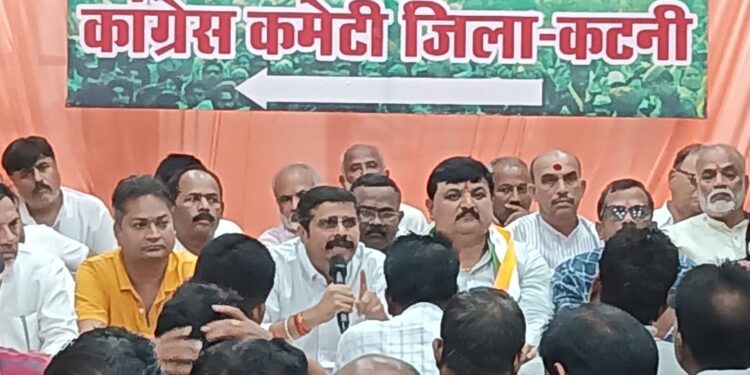 *💥कांग्रेसियों ने बरगवां स्थित आस्था प्लाजा में आयोजित की पत्रकार वार्ता💥*  *💥शहरी विकास और बढ़ रहे अपराधों एवं भूमाफियाओं को लेकर रखे मुद्दे💥*