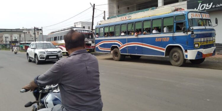 *अधिक किराया वसूलने पर यात्री बसों पर की चालानी कार्यवाही*