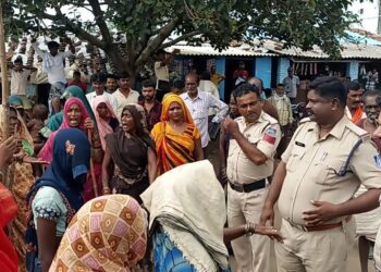 अवैध शराब के खिलाफ महिलाओं ने खोला मोर्चा किया चक्काजाम,,,