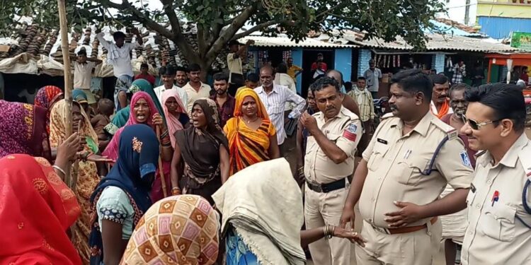 अवैध शराब के खिलाफ महिलाओं ने खोला मोर्चा किया चक्काजाम,,,