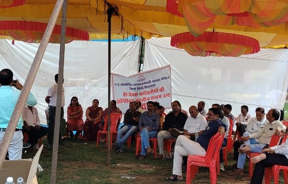 *हड़ताल… पैक्स की 146 समितियों में लगा ताला, राशन, खाद वितरण प्रभावित* *कर्मचारियों की लंबित प्रमुख मांगें* *बैंक में 60 प्रतिशत केडर भर्ती जो कि वर्ष 2018 से लंबित हैं तत्काल की जाए।*