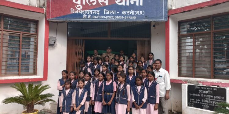 *रहस्यमय तरीके लापता हो गई थी 17 वर्षीय नाबालिग लड़की, परेशान थे परिजन* *विजयराघवगढ़ पुलिस ने दिखाई तत्परता, सुरक्षित दस्तयाब करके किया परिवार वालों के सुपुर्द