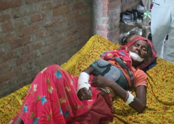 रोड क्रॉस करते समय बाइक सवार ने महिला को मारी जोरदार टक्कर