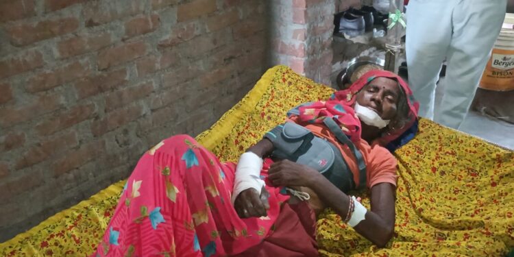 रोड क्रॉस करते समय बाइक सवार ने महिला को मारी जोरदार टक्कर