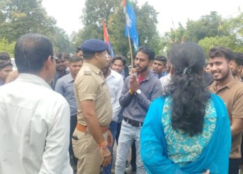 *छात्र-छात्राओं का प्रदर्शन: टीआई के कमिटमेंट पर बजाई तालियां*