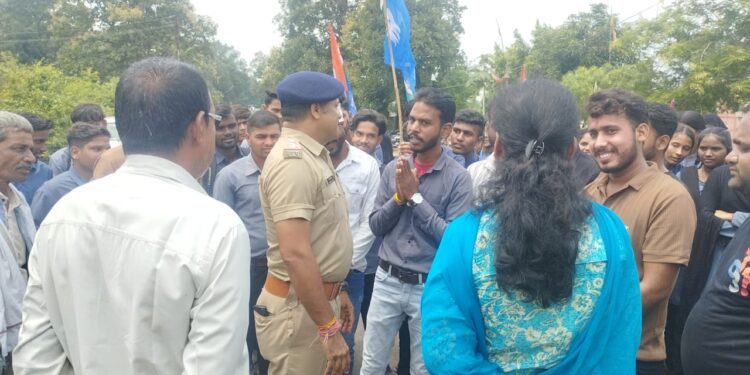 *छात्र-छात्राओं का प्रदर्शन: टीआई के कमिटमेंट पर बजाई तालियां*