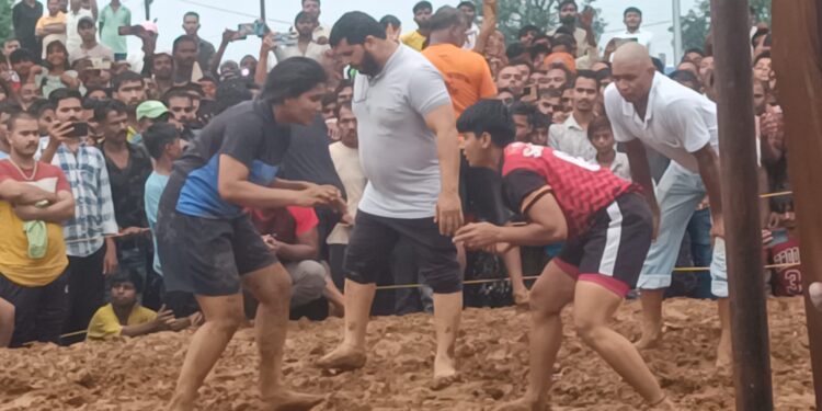 *विजयनाथ धाम प्रांगण में विशाल कुश्ती का हुआ आयोजन,हजारों की संख्या में उमड़ी भीड़विश्वकर्मा जयंती के अवसर पर हुआ कार्यक्रम का आयोजन