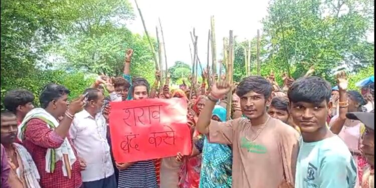 महिलाओं ने भरी हुंकार अवैध शराब बिक्री के विरोध महिलाओं ने भरी हुंकार,, लाठी लेकर किया चक्काजाम,,,